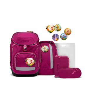 Farbenfrohes Schulranzen-Set PACK WaldzauBär für Grundschüler mit ergonomischem Design, bestehend aus einem großen Rucksack und praktischen Accessoires in tiefrosafarbener Farbe.