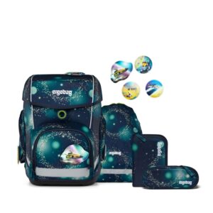 Schulranzen-Set CUBO RaumfahrBär in galaktischem Design mit tiefblauer Grundfarbe und leuchtenden Punkten für Schüler der 1. bis 4. Klasse.