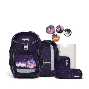 Ergobag Schulranzen-Set PACK SternguckBär 6-teilig, bestehend aus einem tiefblauen Rucksack mit Sternenmuster, einer Schlamperetui und bunten Buttons für Kinder, ideal für die Grundschule.