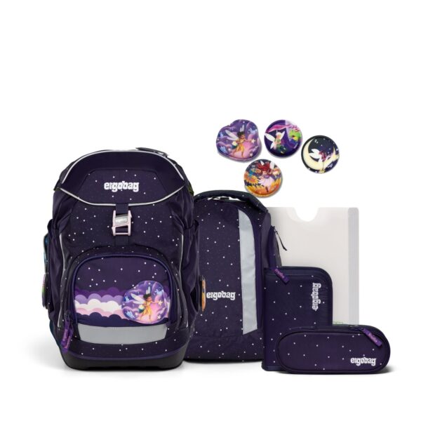 Ergobag Schulranzen-Set PACK SternguckBär 6-teilig, bestehend aus einem tiefblauen Rucksack mit Sternenmuster, einer Schlamperetui und bunten Buttons für Kinder, ideal für die Grundschule.