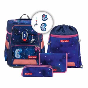 Schulranzen-Set SPACE REFLECT Star Seahorse Zoe, bestehend aus einem bunten Rucksack mit einem Muster aus funkelnden Sternen und maritimen Motiven, inklusive einer Sporttasche, einer Federmappe und einer Dokumententasche.