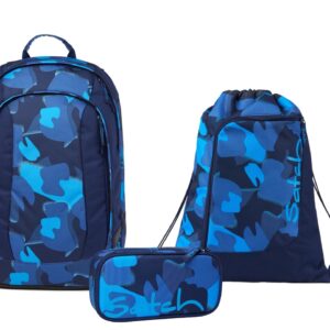 Drei Teile des Schulrucksack-Sets AIR Troulemaker in modernem, sportlichem Design: Ein Rucksack, ein Turnbeutel und ein Federmäppchen in verschiedenen Blautönen mit Camouflage-Muster.