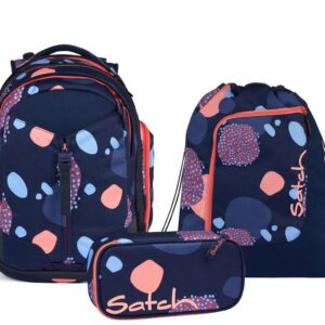 Schulrucksack-Set MATCH Coral Reef in modernem Design, bestehend aus einem Rucksack, einem Turnbeutel und einem Federmäppchen, ideal für Schüler. Rucksack in Dunkelblau mit bunten, unregelmäßigen Mustern und ergonomischen Tragefunktionen für höchsten Komfort und Sicherheit.