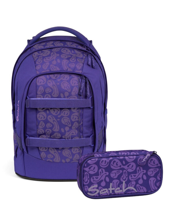 Schulrucksack-Set PACK Bright Faces in Violett mit passender Federtasche, ergonomisches Design und reflektierenden Elementen für Sicherheit im Straßenverkehr.