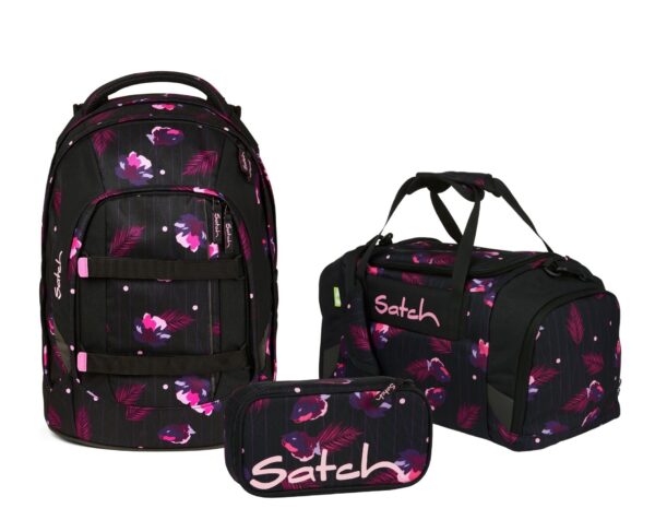 Schulrucksack-Set PACK Mystic Nights, bestehend aus einem Rucksack, einer Sporttasche und einem Federmäppchen im floralen Design mit Violett- und Pinktönen.