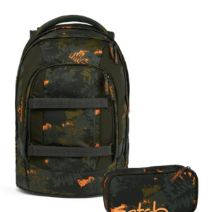 Schulrucksack-Set PACK Jurassic Jungle 2-teilig mit einem modernen, camouflageartigen Design in verschiedenen Grüntönen und leuchtenden orangen Akzenten, ideal für Schüler.