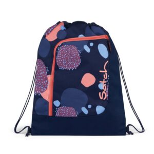 Satch Sportbeutel Coral Reef mit buntem geometrischen Design, geeignet für Schule und Freizeit, in dunkelblau mit orangefarbener Reißverschlusstasche.