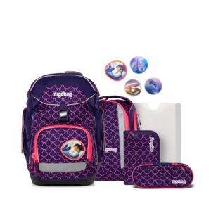 Ergobag Schulranzen-Set PACK PerlentauchBär in Navyblau mit pinken Details und maritimem Design, geeignet für Grundschüler der 1. bis 4. Klasse, zeigt Rucksack, Federmappe und weitere Zubehörteile.
