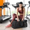 Praktische G4Free 60L Sporttasche in einem modernen Fitnessstudio, geeignet für Sport, Schule und Reisen, mit Schuhfach, Nassfach und viel Stauraum.