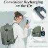 Moderne junge Frau mit Rucksack, der eine integrierte Ladefunktion für Smartphones bietet, in urbanem Umfeld.