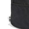 Vielseitige adidas Unisex Essentials Linear Duffel Bag in Schwarz und Weiß, gefertigt aus 100% recyceltem Polyester, ideal für Sport, Freizeit und Reisen.