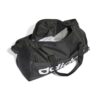 adidas Unisex Essentials Linear Duffel Bag in Schwarz/Weiß, kompakte Sporttasche aus recyceltem Polyester, ideal für Fitness und Reisen.