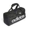 adidas Unisex Essentials Linear Duffel Bag in Schwarz/Weiß, ideale Tragetasche für Sport, Freizeit und Reisen, hergestellt aus 100% recyceltem Polyester