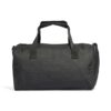 adidas Unisex Essentials Linear Duffel Bag in Schwarz/Weiß, kompakte und vielseitige Reisetasche für Sport und Alltag, 14 Liter Volumen, aus 100% recyceltem Polyester.