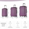 Drei Reisekoffer in Violett mit Zwillingsrollen, dargestellt in verschiedenen Größen: ein kleiner Kabinentrolley, ein mittlerer Koffer und ein großer Reisekoffer, alle mit glatter Oberfläche und Teleskopgriff.