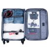 Geöffneter leichter Stoffkoffer in Weinrot mit gut organisiertem Innenraum, der verschiedene persönliche Gegenstände wie Jeans, T-Shirts, Sonnenbrille und Reisepass zeigt, ideal für Reisen.