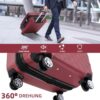 Stylischer weinroter Hartschale Trolley Koffer mit Zwillingsrollen für mühelose Mobilität, ideal für Reisen, im urbanen Umfeld gezeigt