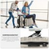 Zwillingsrollen Reisekoffer Set in Champagner-Finish mit fröhlichen Reisenden an einem Flughafen, die den Koffer nutzen. Die Koffer stehen für Robustheit und Komfort beim Reisen.