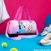 Stylische rosa Sporttasche für Kinder im Bluey-Design, ideal für sportliche Aktivitäten und Reisen mit Charakteren Bluey und Bingo.