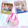 Stylische BlueY Sporttasche für Kinder in Rosa mit fröhlichen Cartoon-Hunden und bunten Blumenmustern, ideal für Sport und Reisen.