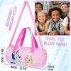 Stylische rosa Sporttasche für Kinder mit Bluey und Bingo Motiven, ideal für Freizeit und Reisen.