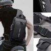 Moderne schwarze Brusttasche für Herren, wasserabweisend und mit Anti-Diebstahl-Funktion, ideal für Outdoor-Aktivitäten. Der Sling-Rucksack wird von einem Mann getragen, der sportlich gekleidet ist und möglicherweise auf einem Fahrrad oder Motorrad unterwegs ist.