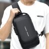 Stilvolle und funktionale Brusttasche für Herren in Schwarz, ideal für Outdoor-Aktivitäten mit passwortgeschützter Sicherheit und wasserabweisendem Material.