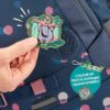 Blauer coocazoo Schulrucksack Mate 'Bubble Dreams' mit bunten Punkten und einem farbenfrohen Faultier-Patch, ideal für Kinder ab der 3. Klasse.