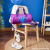Disney Sporttasche für Kinder in lila mit Stitch Motiv, 40 x 20 x 20 cm, ideal für Sport und Reisen, mit zwei Seitentaschen und verstellbarem Schultergurt.