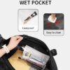 Schwarze ECOHUB Handgepäcktasche mit abnehmbarer transparenter Nassfachtasche, ideal für Reisen mit Ryanair und andere Fluggesellschaften, zeigt wasserfeste und leicht zu reinigende Eigenschaften.