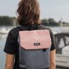 Stylischer Ela Mo Rucksack für Damen in sanftem Rosa und Grau, ideal für Schule, Uni oder Business, mit praktischen Funktionen und umweltfreundlichem Material.
