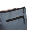 Stylischer Ela Mo Rucksack für Damen in grauer Farbgebung mit rosa Innenfutter, robustem Material und praktischem Fächerdesign, ideal für Schule, Uni und Business.