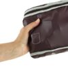 FJALLRAVEN 23225-424 High Coast Totepack Unisex Rucksack in Blackberry gehalten, zeigt eine Hand, die die Tasche hält, aus strapazierfähigem, wasserabweisendem Material mit stilvollem Design.