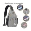 Graue Brusttasche Sling Bag aus Polyester, vielseitige Umhängetasche mit verstellbarem Schultergurt, geeignet für Herren und Damen - ideal für Outdoor und Alltag.