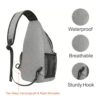 Graue MOSISO Brusttasche Sling Bag, verstellbarer Schultergurt, asymmetrische Form, funktionale Sporttasche für Herren und Damen, geeignet für Outdoor-Aktivitäten und täglichen Gebrauch.