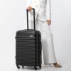 Schwarzer Hartschalenkoffer mit modernem Design, leicht manövrierbar auf vier Spinner-Rollen, ideal für Reisen mit einem Fassungsvermögen von 96 Litern.