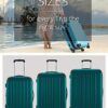 HAUPTSTADTKOFFER - SPREE Handgepäck Hartschalen-Koffer Trolley in Aqua Grün, 55 cm, 42 L, präsentiert von einer Frau in einer modernen Umgebung
