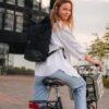 Johnny Urban Rolltop Rucksack für Damen und Herren in Groß Schwarz mit Laptopfach, geeignet für Universität, Arbeit und Reisen, wasserabweisend und nachhaltig gefertigt aus recycelten PET-Flaschen.