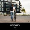 Johnny Urban Rolltop Rucksack in Schwarz, ideal für Damen und Herren, mit Laptopfach und Extra Schuhfach, geeignet für Arbeit, Studium und Reisen. Nachhaltig aus recyceltem Material, wasserabweisend und bequem zu tragen.