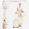 Elegantes KONO 55cm Handgepäck-Koffer Trolley Set in Cremeweiß, bestehend aus einem kompakten Hartschalenkoffer und einer passenden Ryanair Reisetasche, ideal für Kurztrips und Wochenendausflüge.