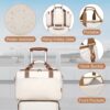 KONO 55cm Handgepäck-Koffer Trolley Set in Cremeweiß auf einem unscharfen Flughafenhintergrund, bestehend aus einem Hartschalenkoffer und einer Ryanair Reisetasche, ideal für Reisen und Kurztrips.