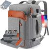 Moderner grauer Handgepäck-Rucksack mit USB-Anschluss, Erweiterungsfunktion und vier Packwürfeln, ideal für Reisen von bis zu 7 Tagen. Ergonomische Tragegurte und wasserabweisendes Material bieten optimalen Tragekomfort.
