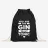 Schwarzer Turnbeutel mit dem Spruch 'You Are The Gin to My Tonic' in weißer Schrift, ideal als witziges Geschenk für Paare zu besonderen Anlässen.