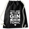 Schwarzer Turnbeutel mit dem Spruch 'You Are The Gin to My Tonic' in Weiß, ideal als Geschenk für Paare oder für besondere Anlässe wie Valentinstag.
