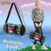Pokemon Sporttasche für Kinder mit bunten Pokémon-Motiven in Schwarz, ideal für Sport und Reisen, getragen von einem fröhlichen Mädchen.