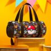 Pokémon Sporttasche für Kinder mit bunten Motiven, ideal für Jungen und Mädchen, auf schwarzem Hintergrund, bietet großzügigen Stauraum für Sportbekleidung und Spielzeug.