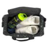 Scooli Jurassic World Sporttasche für Kinder mit Dinosaurier-Design, Innenansicht mit Sneakers, Wasserflasche und Kleidung für Sportaktivitäten.