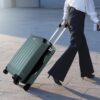 Eleganter TAN.TOMI Koffer Groß in grün mit horizontalen Rillen, ideal für Reisen und geschäftliche Ausflüge. Aus strapazierfähigem ABS-Kunststoff mit 3-stelligem Codeschloss und komfortablem Teleskopgriff.