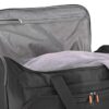 Schwarze Travelite Trolley Reisetasche mit Rollen, teils geöffnet, im Inneren ein graues Handtuch, sportliches und funktionales Design, ideal für Reisen und Sport.