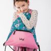 Wasserdichter Turnbeutel für Mädchen im Design Baby Koala, ideal für Schule und Kindergarten, gehalten von einem fröhlichen Kind.